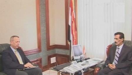 وزير الداخلية اثناء لقائه نائب قائد المنطقة المركزية الأمريكية